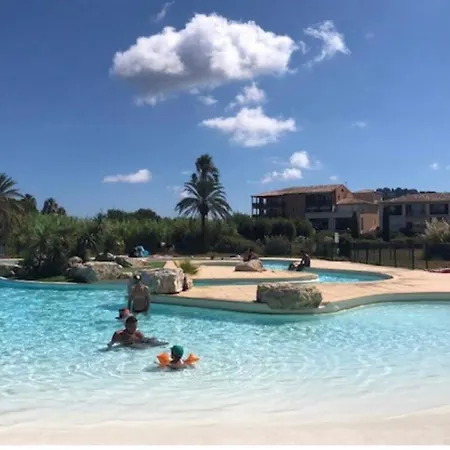 Refait A Neuf Standing Bord De Et Piscine Proche De St Trop Gassin